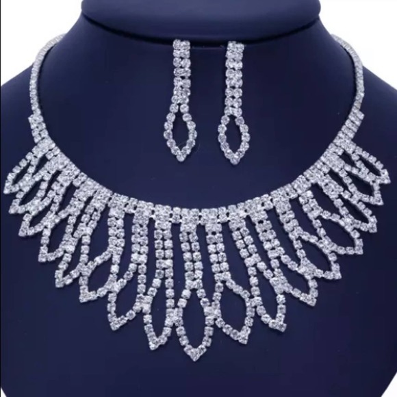 Rhinestone Crystal Cascade Keyhole Necklace Earring Set - Picture 2 of 3